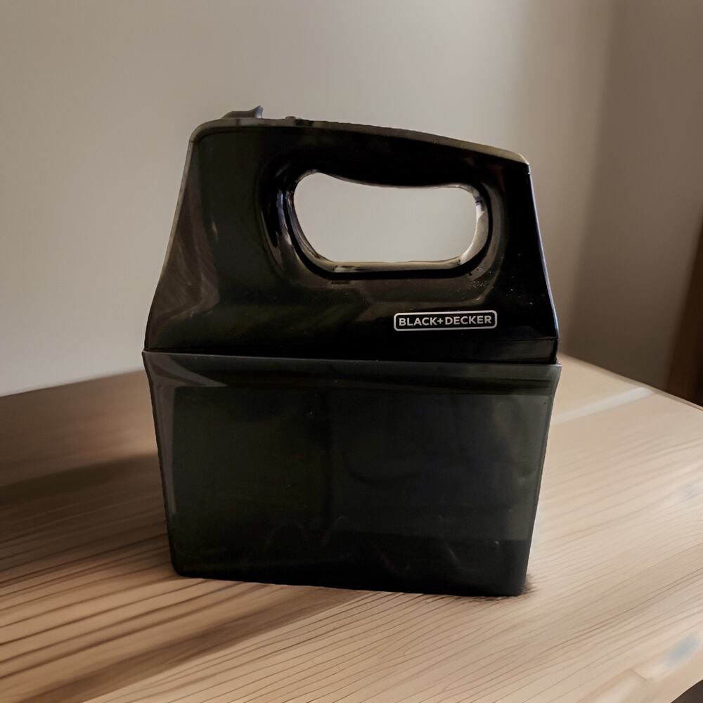 BLACK+DECKER‎ 5-Speed Hand Mixer with Extra Turbo Power and Storage Container - Picture 3 of 5